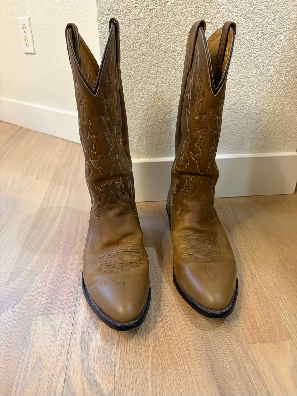 Dan Post Men's Classic Western Cowboy Boots in Brown, Size 9.5 Pointy Toe